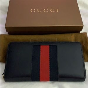 Luxury Gucci zipper around wallet